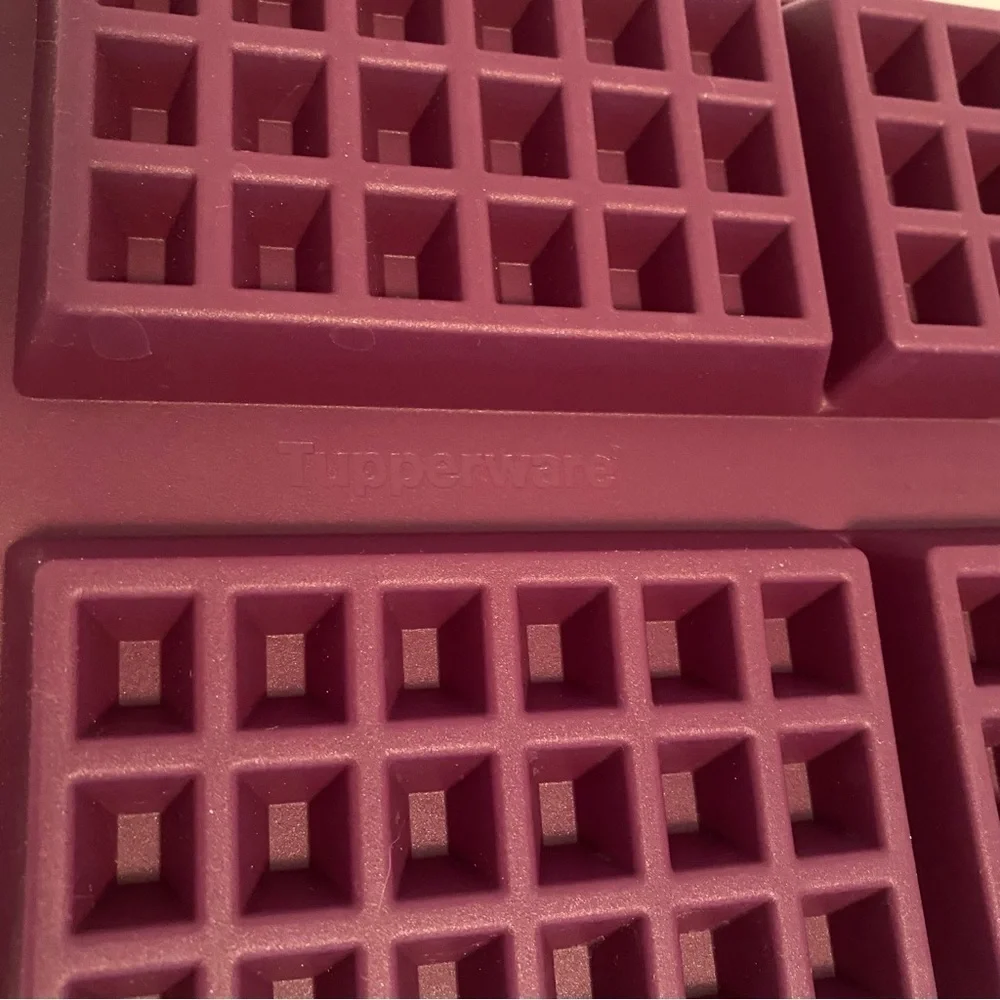Tupperware Silicone Waffle Form Pan